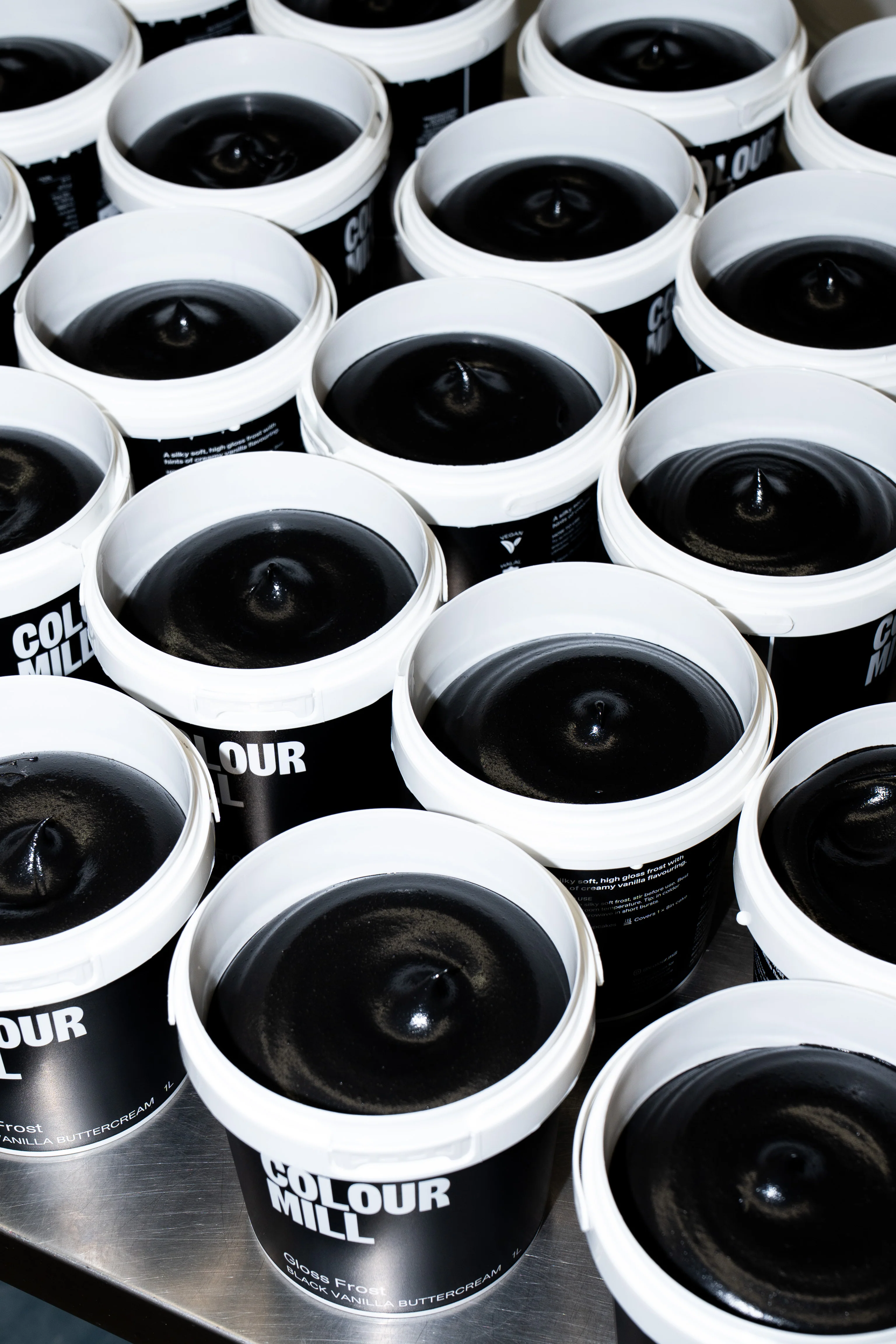 Gloss Frost Black Buttercream - Image 4